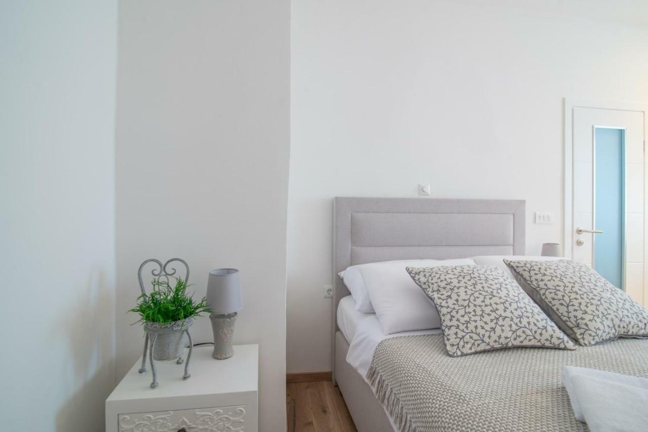 Leona Deluxe Apartments Pula Eksteriør billede