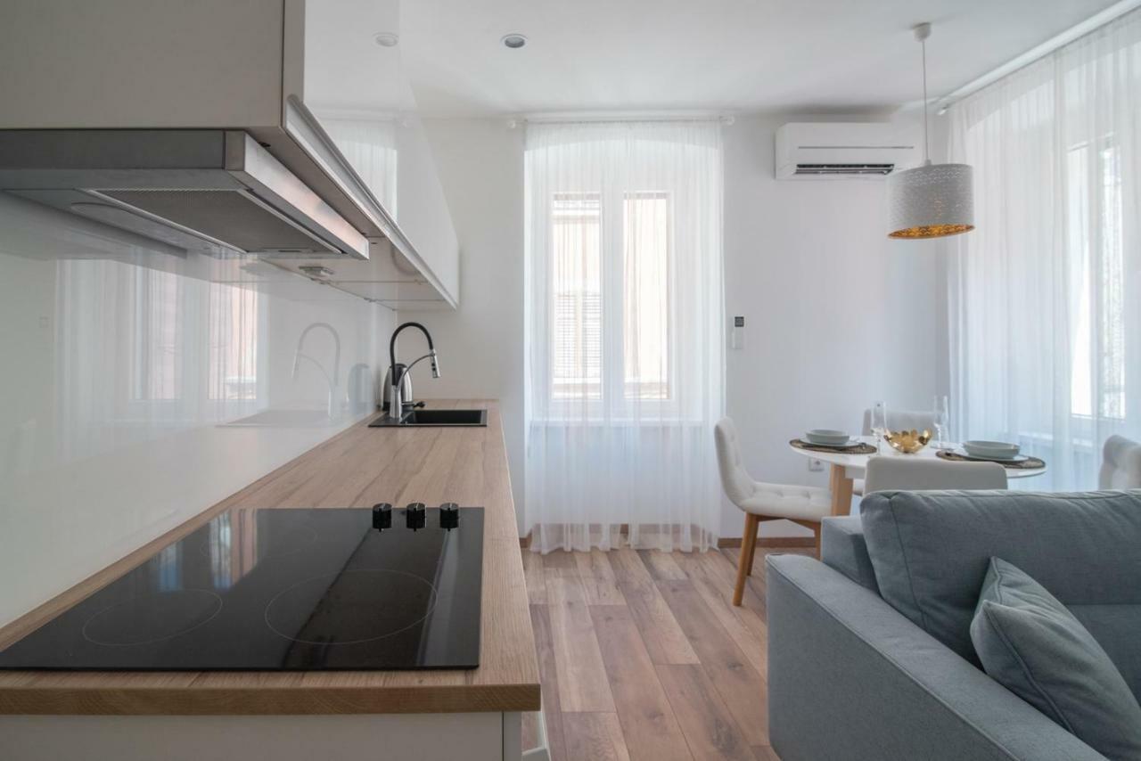 Leona Deluxe Apartments Pula Eksteriør billede